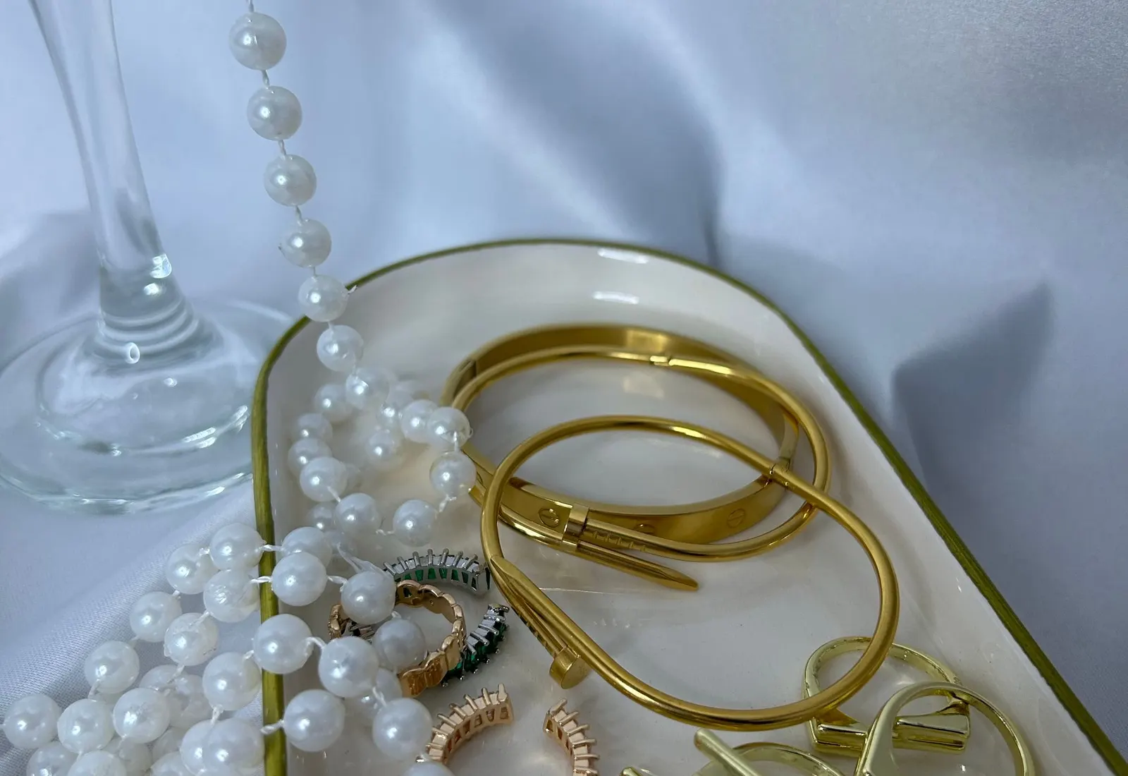 Joias de ouro e pérolas em uma bandeja
